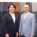 2人、スーツ、テキストの画像のようです